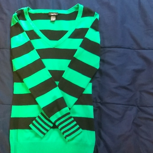 Sweater - Picture 1 of 2
